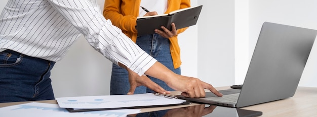 Donne che pensano a nuove idee per un progetto di lavoro su un laptop