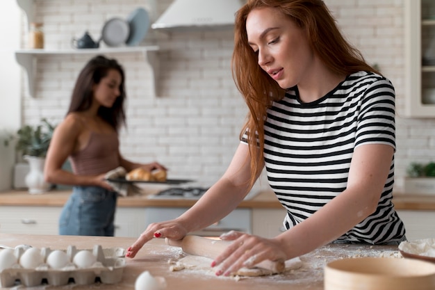 Donne che preparano insieme una cena romantica