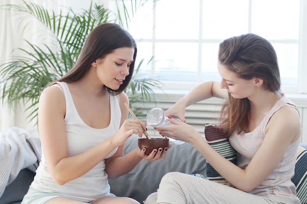 Donne che preparano una maschera