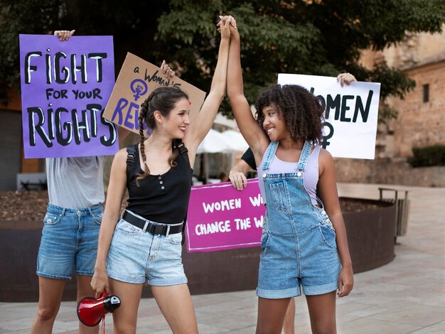 Donne che protestano insieme per i loro diritti