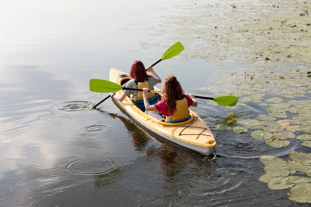 Donne che remano in kayak sul lago
