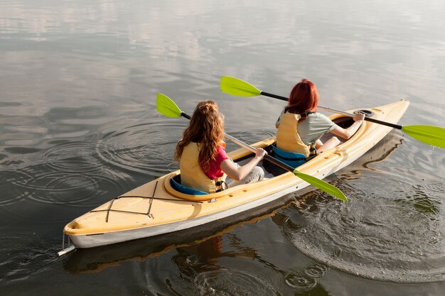 Donne che remano in kayak