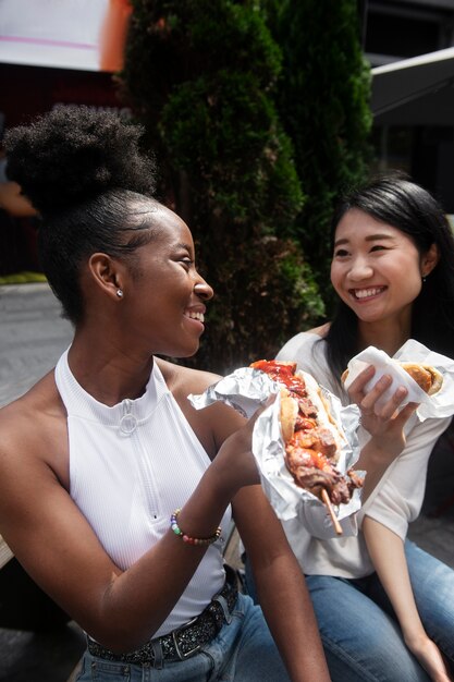 Donne che si divertono al festival del cibo