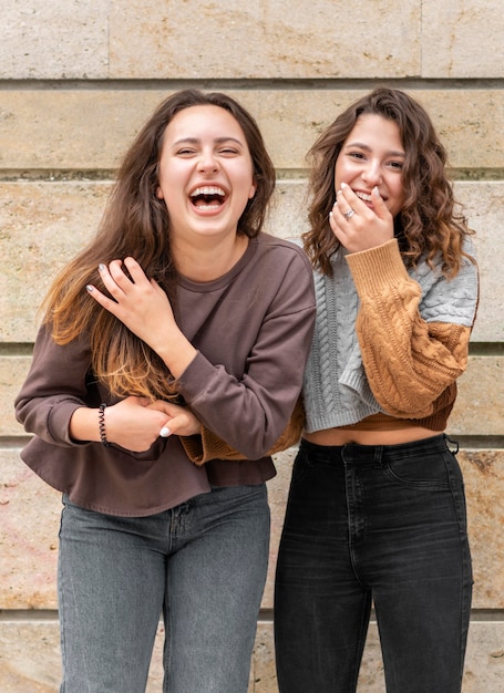 Donne che si divertono all'aperto