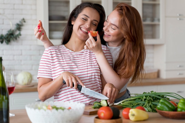 Donne che si divertono mentre preparano un pasto