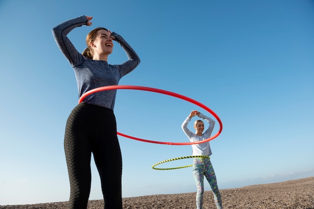 Donne che si esercitano con il cerchio di hula hoop