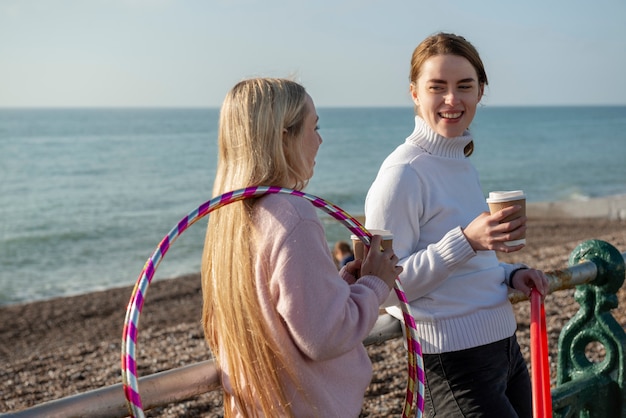 Donne che si esercitano con il cerchio di hula hoop