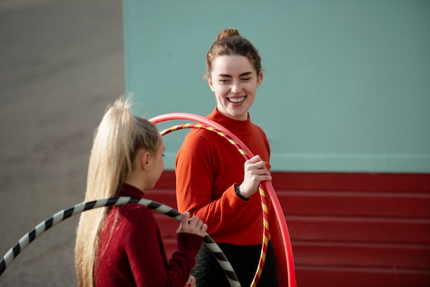 Donne che si esercitano con il cerchio di hula hoop