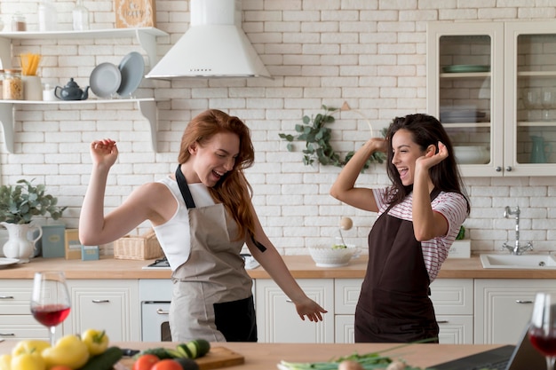 Donne che si godono il pasto a casa