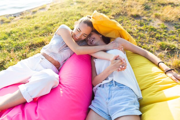 Donne che si rilassano su sacchetti di fagioli colorati