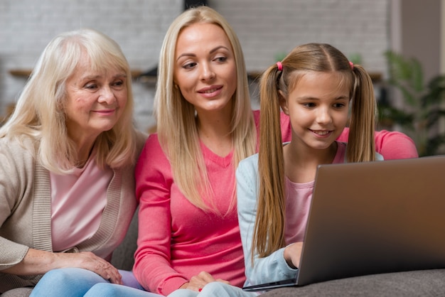 Donne che sono curiose e guardano nel laptop