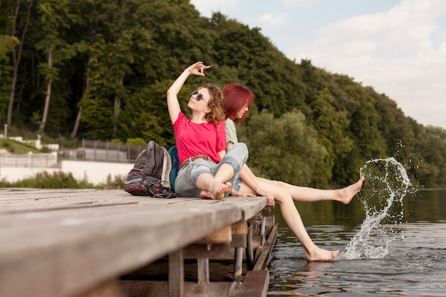 Donne che stanno in banchina e si divertono