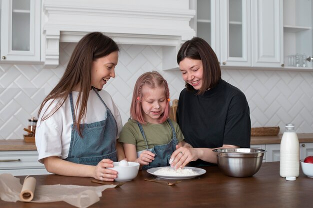 Donne che trascorrono del tempo insieme alla figlia