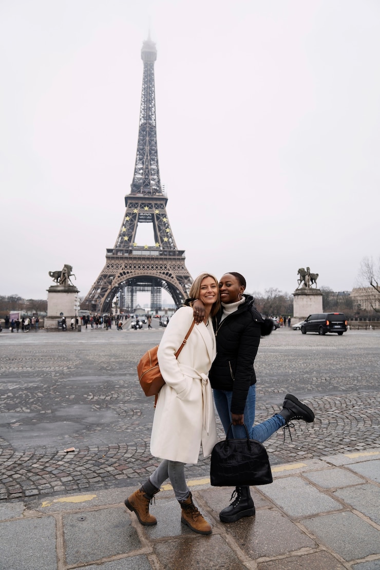 Foto gratuito donne che viaggiano a parigi