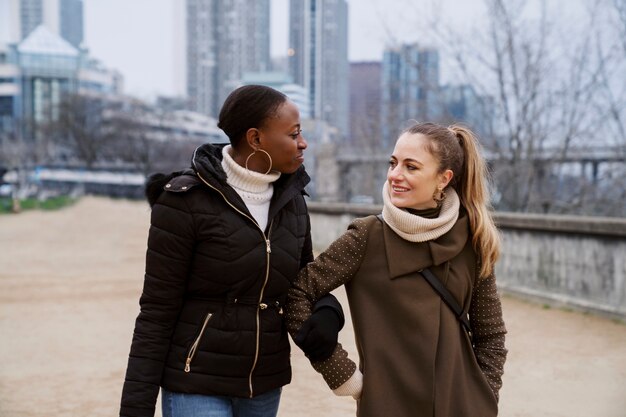 Donne che viaggiano a Parigi