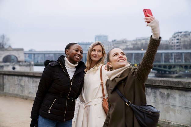 Donne che viaggiano a Parigi