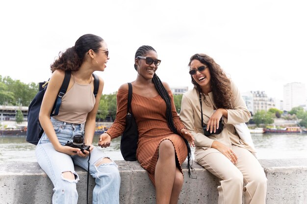 Donne che viaggiano e si divertono insieme a parigi