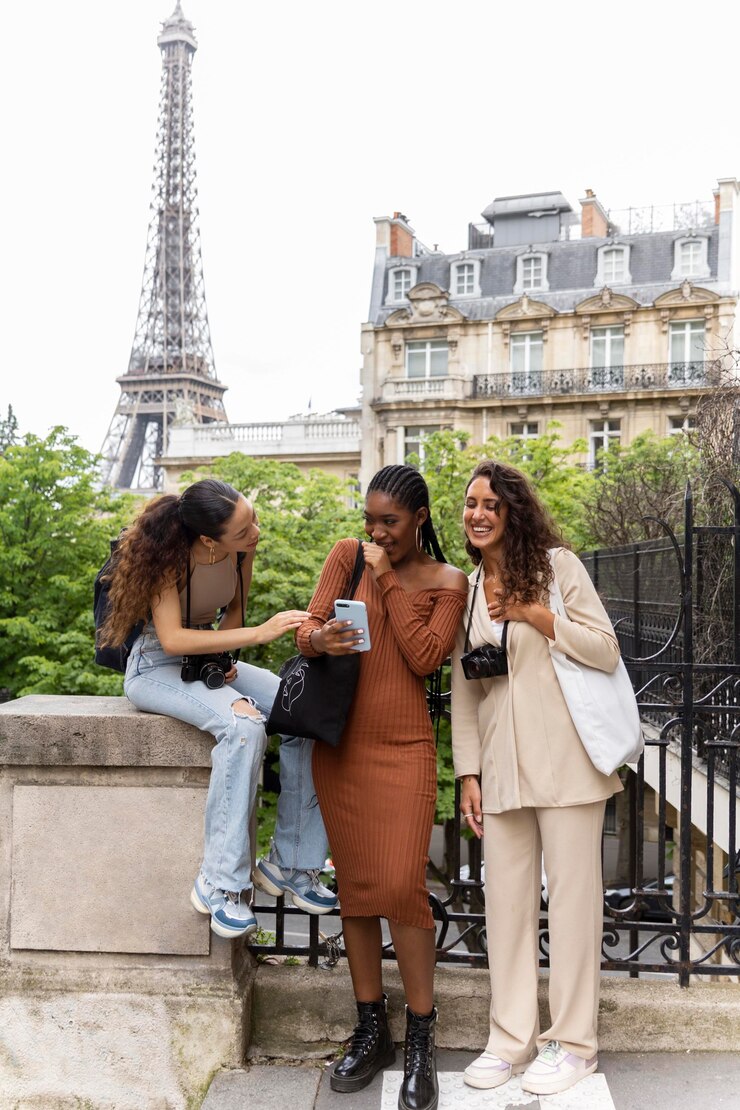 Foto gratuito donne che viaggiano insieme in francia