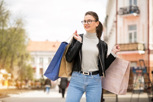 Donne città che camminano asiatico professionista