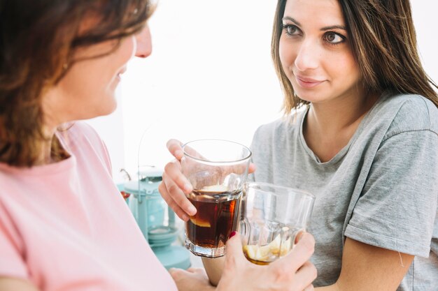 Donne con bevande che si guardano l&#39;un l&#39;altro