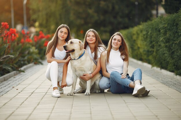 donne con cane carino in strada