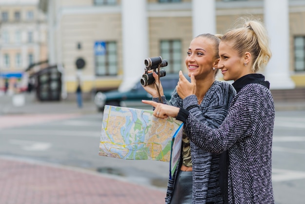 Donne con la mappa e il binocolo insieme