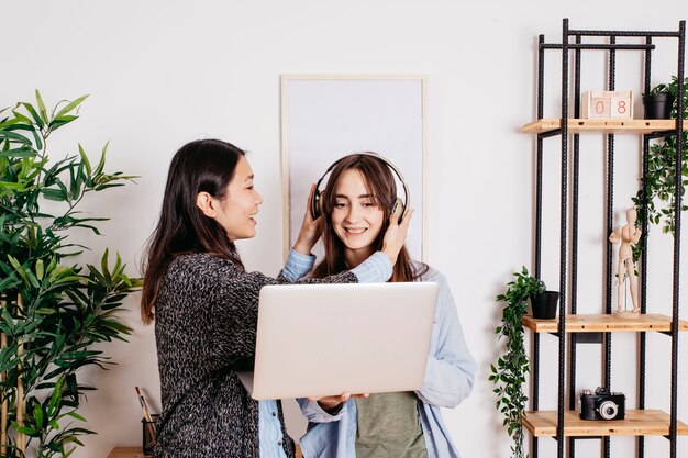 Donne con laptop e cuffie