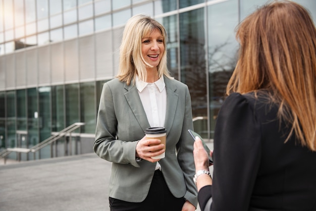 Donne d'affari autorizzate che lavorano insieme