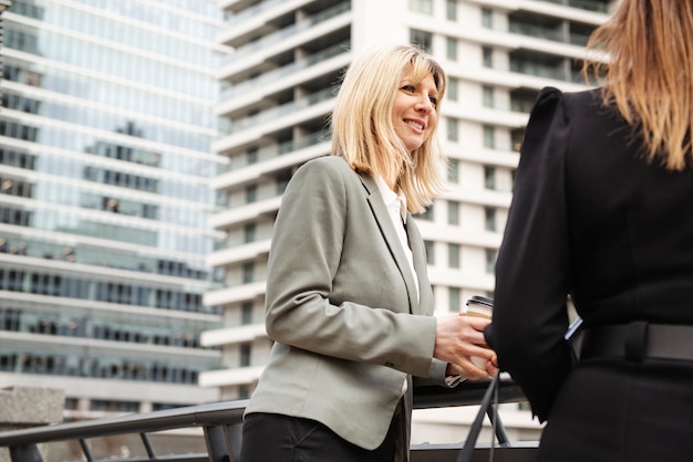 Donne d'affari autorizzate che lavorano insieme