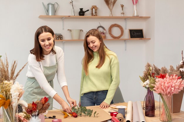 Donne d'affari organizzando il negozio di fiori