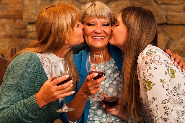 Donne del colpo medio che baciano la nonna