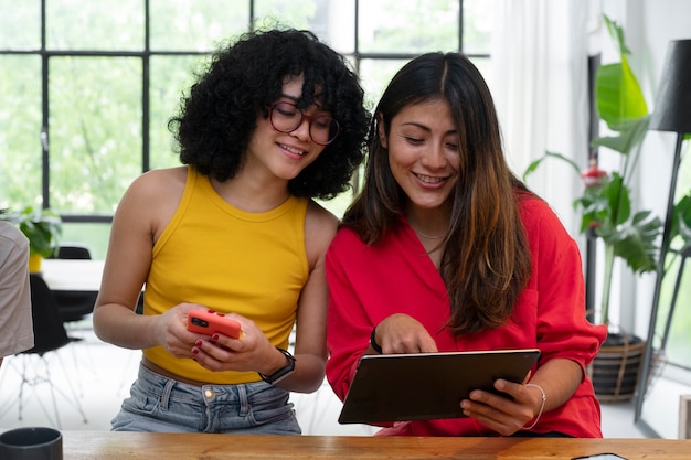 Donne del colpo medio che esaminano la compressa