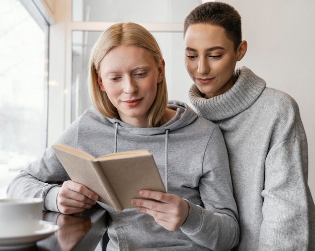 Donne del colpo medio che leggono insieme