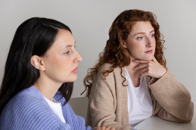 Donne del colpo medio che tengono le mani