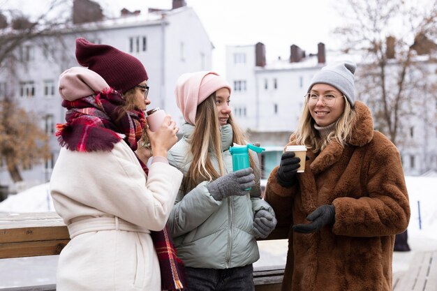 Donne del colpo medio che tengono le tazze di caffè