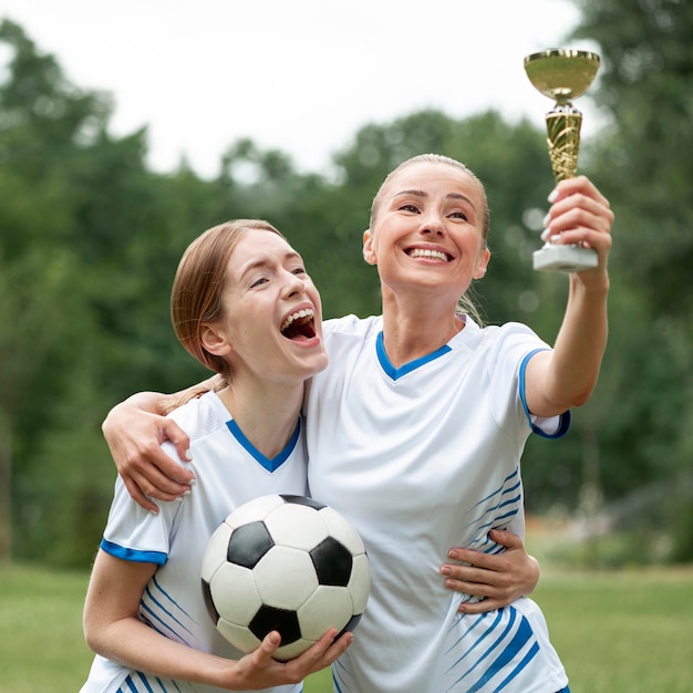 Donne del colpo medio che tengono premio