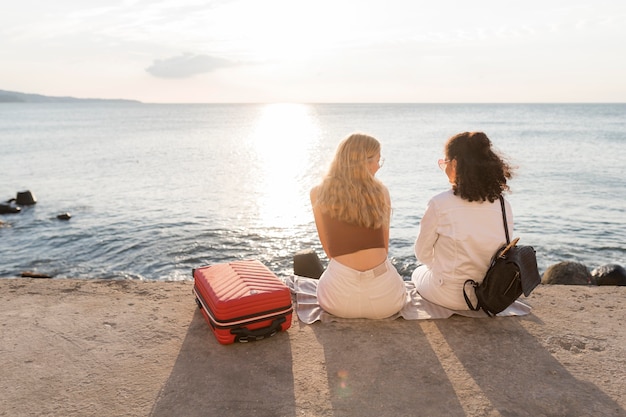 Donne del colpo pieno che godono della vista