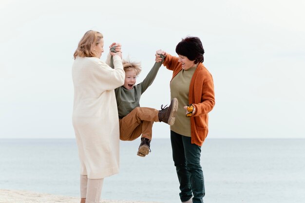 Donne del colpo pieno che si divertono con il bambino