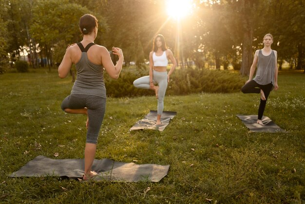 Donne del colpo pieno in piedi su una gamba sola