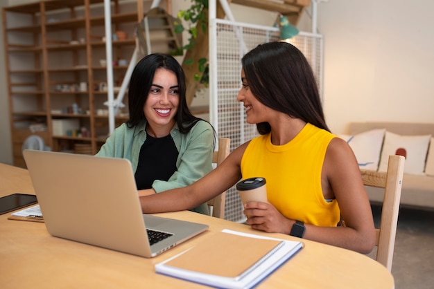 Donne del piano medio che lavorano insieme