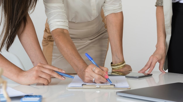 Donne del primo piano che lavorano insieme su un progetto