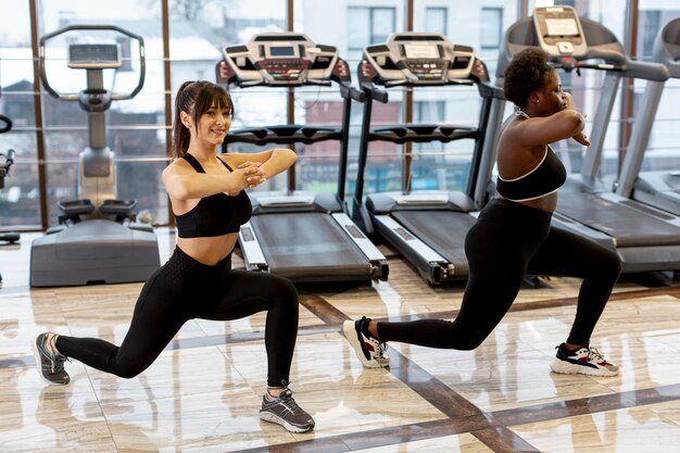 Donne dell'angolo alto alla palestra che risolvono insieme