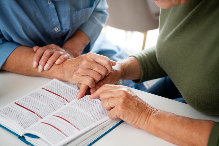 Donne dell'angolo alto che leggono insieme