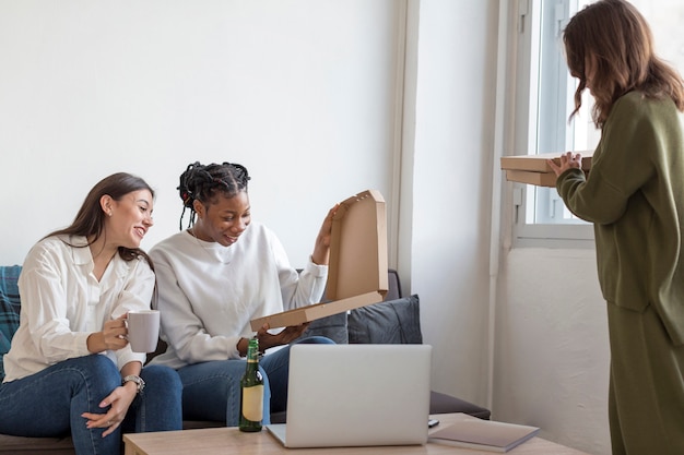 Donne dell'angolo alto pranzando a casa