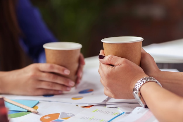 Donne di affari che bevono caffè in una pausa