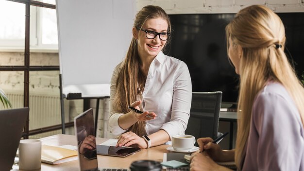 Donne di affari che hanno una riunione