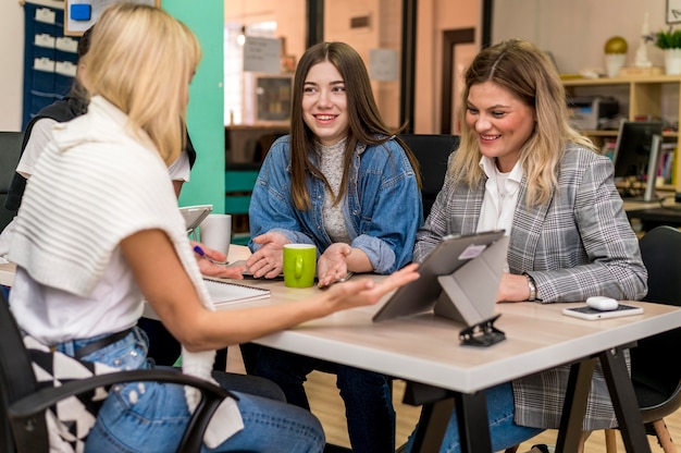 Donne di affari che parlano di un progetto di lavoro