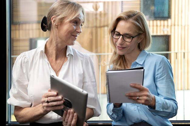 Donne di affari del colpo medio che lavorano insieme