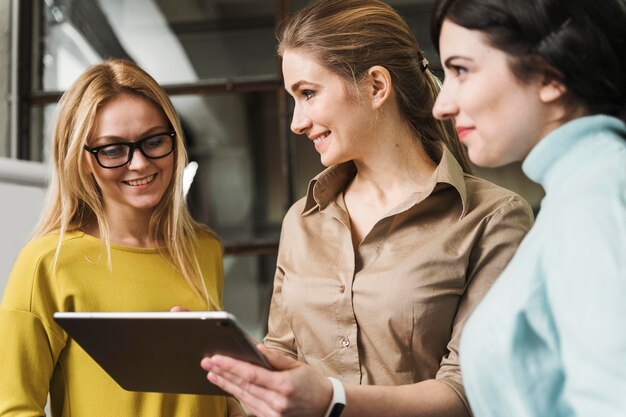 Donne di affari di smiley che discutono durante una riunione