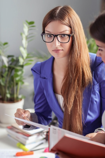 Donne di affari in una riunione in ufficio